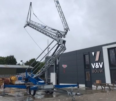 Levering van aanhangerkraan bij bouwbedrijf V&V Bouw in Nieuwerkerk