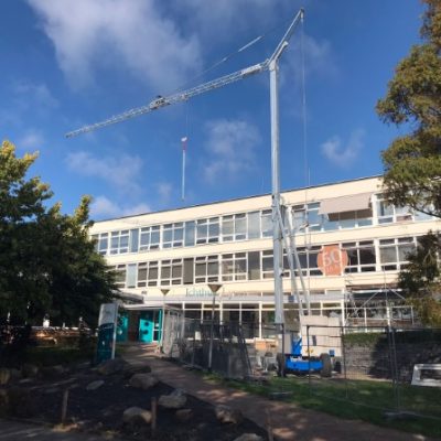 Levering Vicario bouwkraan voor renovatie van middelbare school in Driehuis
