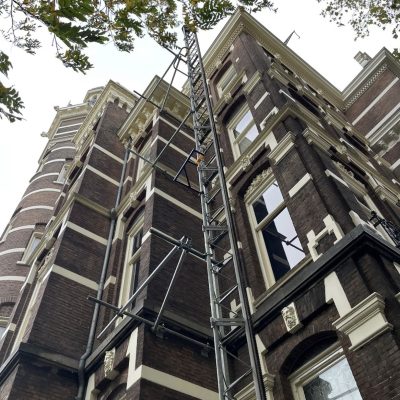 Levering van een tandheugelbouwlift in hartje Amsterdam