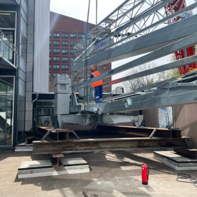 Mobiele bouwkraan op speciale constructie voor verduurzaming BOIP-kantoor
