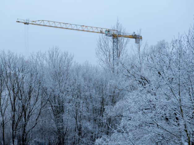 bouwkraan in de sneeuw
