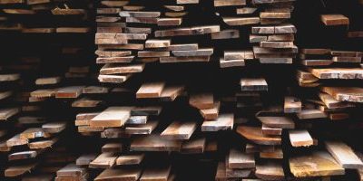 Kosten van bouwmaterialen door het dak